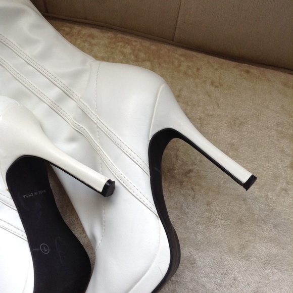 GO GO BOOTS, CARLY WHITE FAUX LEATHER BOOTS 7 M - Picture 7 of 8